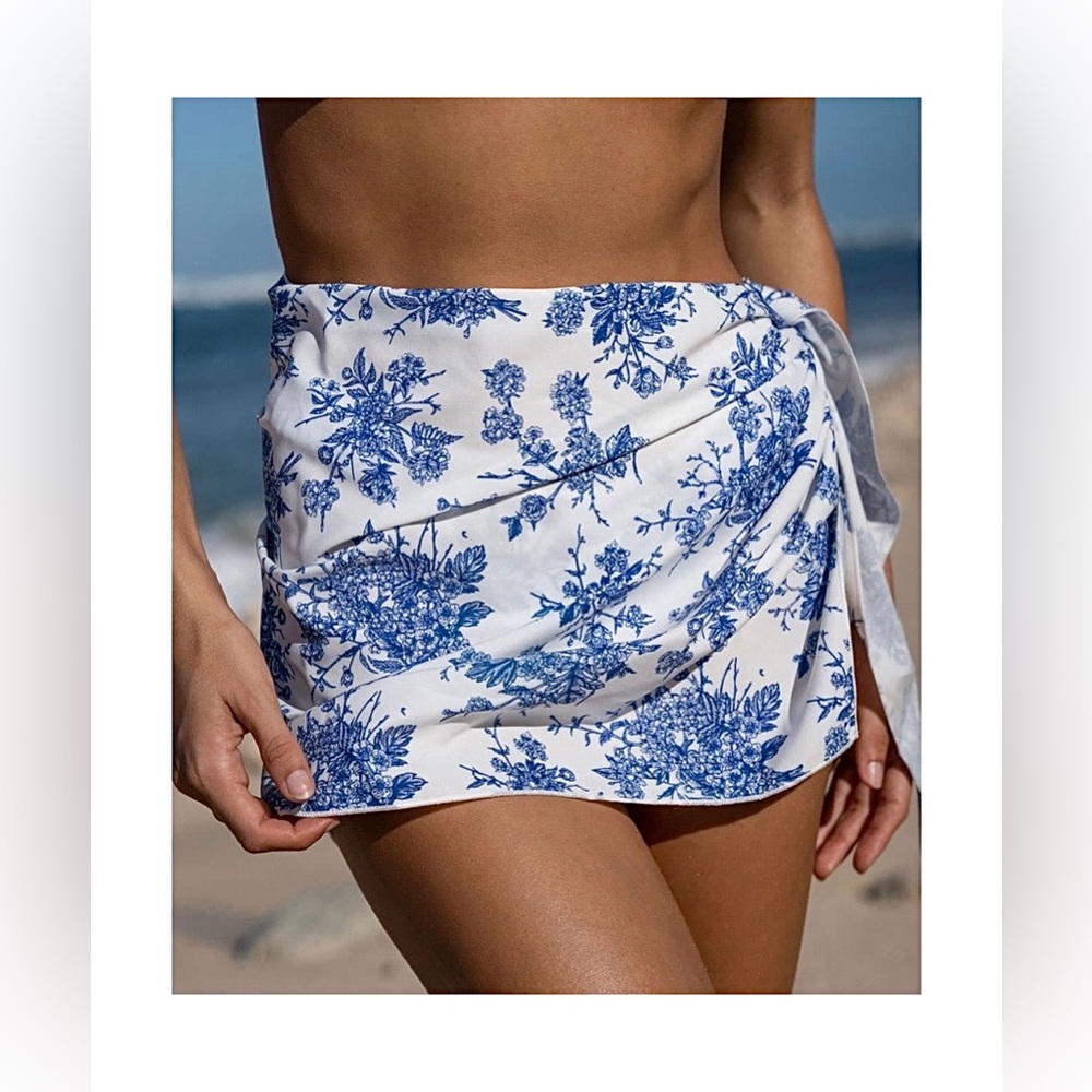 Berlook Womens Medium Blue/White Floral Cover Up Skirt Sarong Vacation Beach